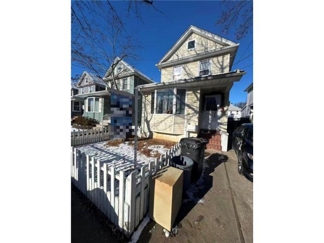  3 BR,  1.00 BTH &nbsp;Single family style home in Port Richmond