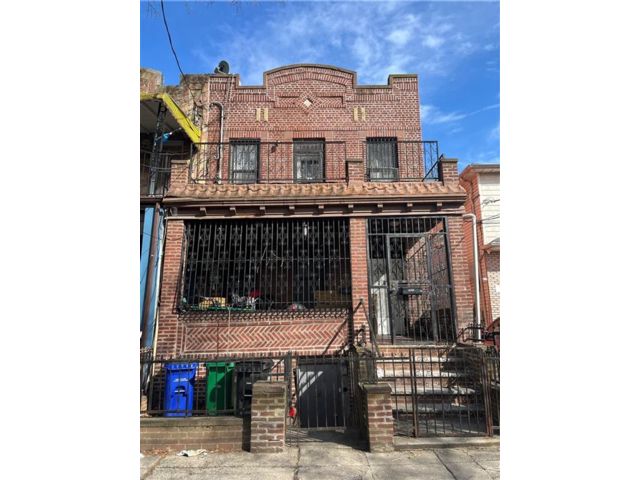 Studio,  4.50 BTH &nbsp;Multi-family style home in East New York