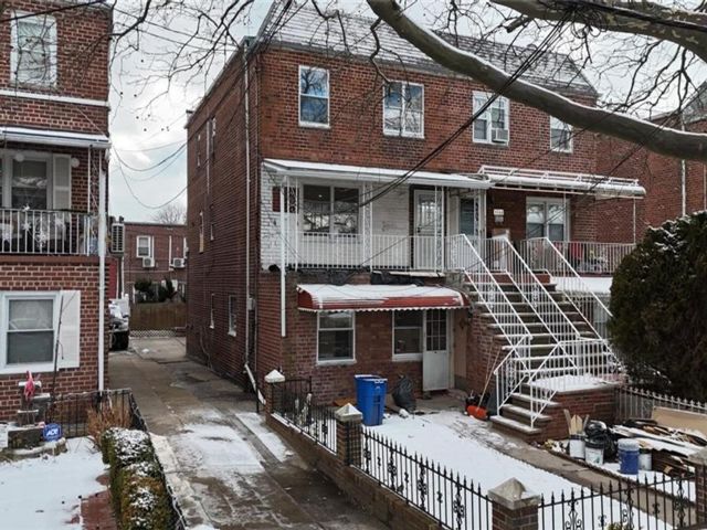  5 BR,  0.00 BTH &nbsp;Multi-family style home in Old Mill Basin