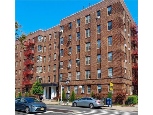  2 BR,  1.00 BTH &nbsp;Co-op style home in Midwood