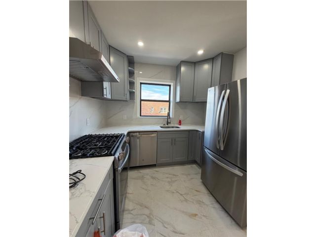  3 BR,  3.00 BTH &nbsp;Multi-family style home in Bay Ridge