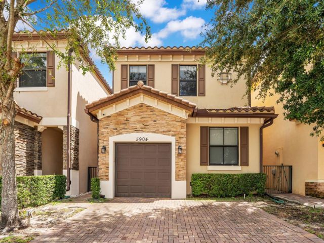  4 BR,  3.50 BTH &nbsp;European style home in Tamarac