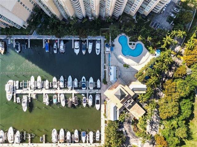  3 BR,  3.00 BTH &nbsp;Condo style home in Aventura