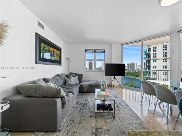  2 BR,  2.00 BTH &nbsp; style home in Aventura