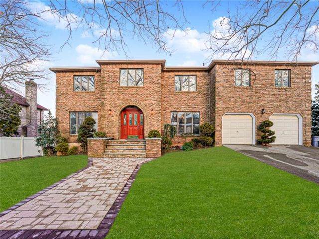  7 BR,  0.00 BTH &nbsp;Multi-family style home in Huguenot