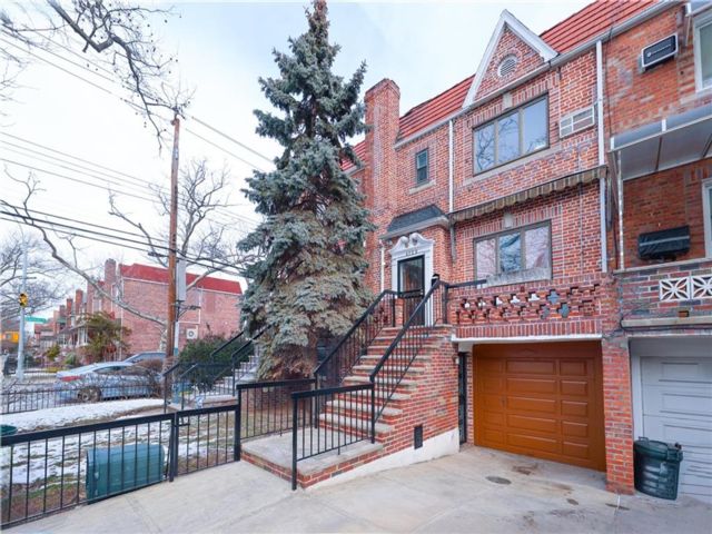  3 BR,  4.00 BTH &nbsp;Single family style home in Sheepshead Bay