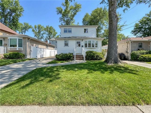  4 BR,  2.00 BTH &nbsp;Single family style home in Eltingville