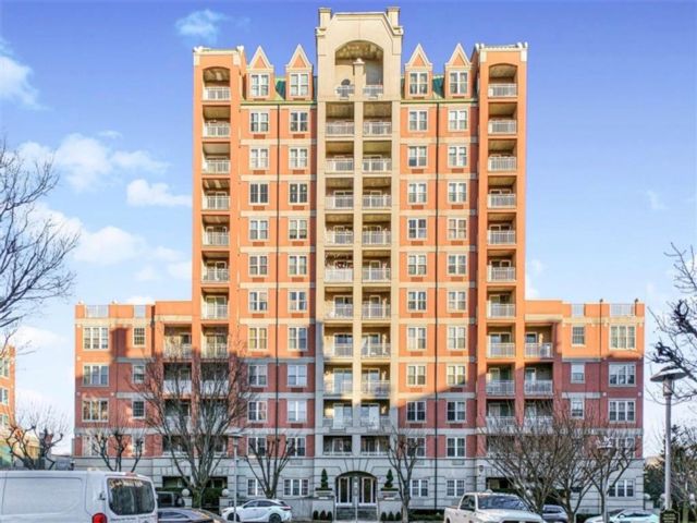  3 BR,  2.00 BTH &nbsp;Condominium style home in Brighton Beach
