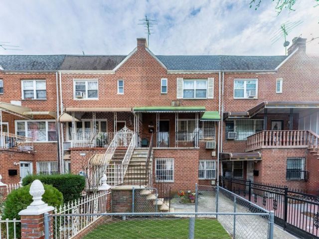  5 BR,  4.00 BTH &nbsp;Multi-family style home in Canarsie