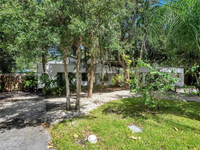  3 BR,  2.00 BTH &nbsp;Townhouse style home in South Miami