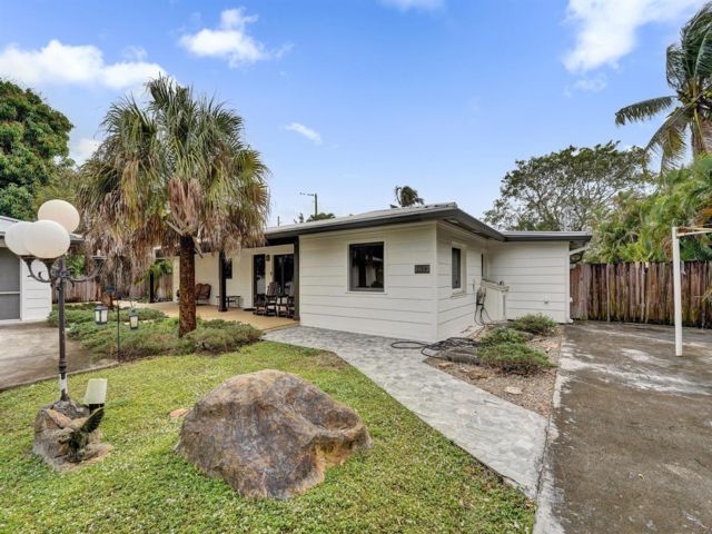  3 BR,  2.50 BTH &nbsp; style home in Hollywood