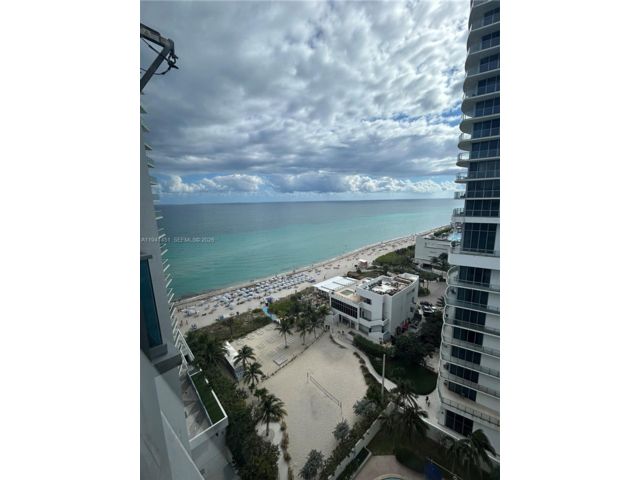  3 BR,  2.50 BTH &nbsp; style home in Hollywood