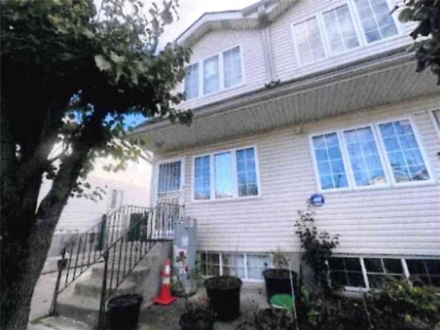  4 BR,  2.00 BTH &nbsp;Single family style home in West Brighton