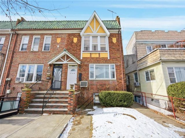  4 BR,  0.00 BTH &nbsp;Multi-family style home in Flatlands