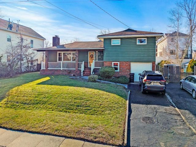  3 BR,  2.00 BTH &nbsp;Single family style home in Eltingville