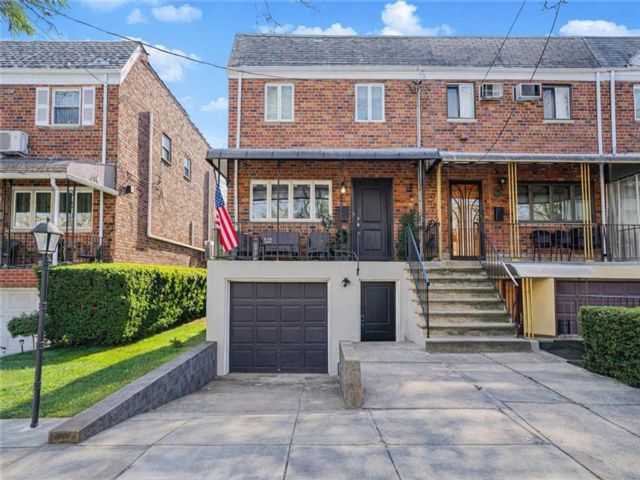  3 BR,  3.00 BTH &nbsp;Single family style home in Mill Basin