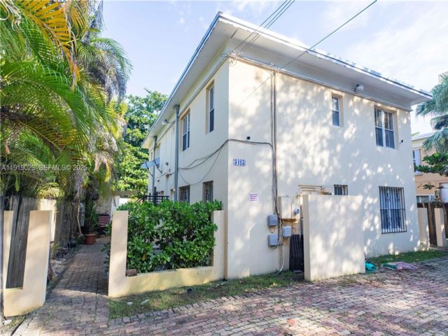  2 BR,  1.00 BTH &nbsp; style home in Coconut Grove