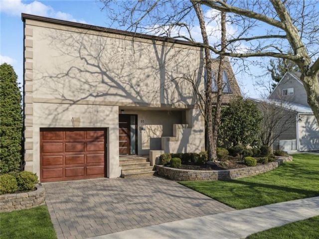  3 BR,  4.00 BTH &nbsp;Single family style home in Eltingville