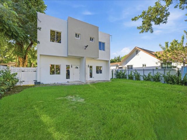  3 BR,  3.00 BTH &nbsp;Duplex style home in Miami