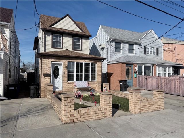  3 BR,  2.00 BTH &nbsp;Single family style home in Marine Park