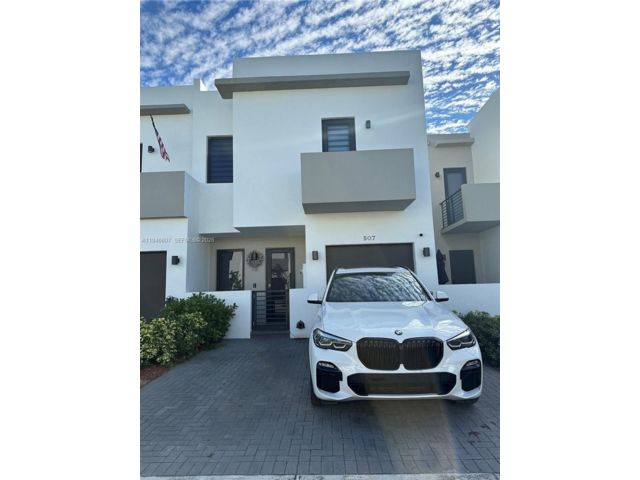  4 BR,  4.00 BTH &nbsp; style home in Miami