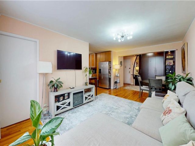  2 BR,  1.00 BTH &nbsp;Co-op style home in Gravesend