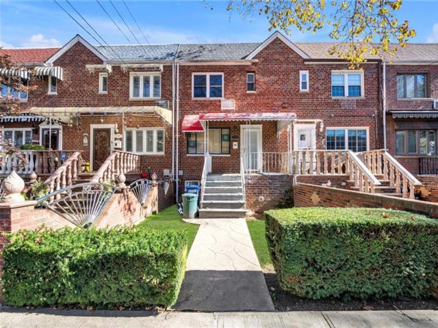  3 BR,  3.00 BTH &nbsp;Single family style home in Old Mill Basin