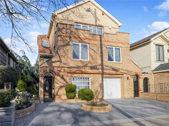  5 BR,  5.00 BTH &nbsp;Single family style home in Mill Basin