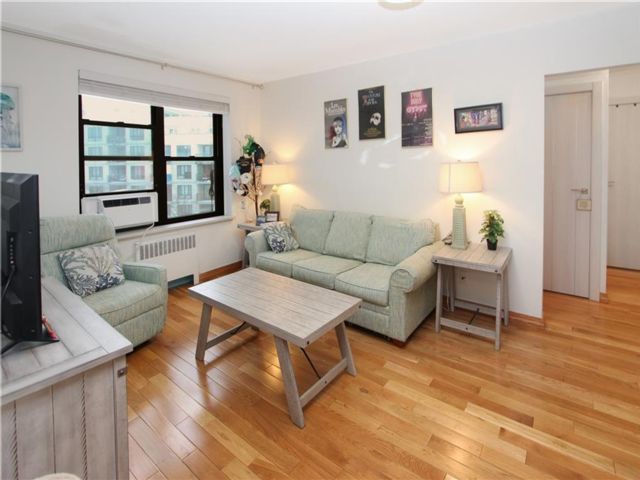  2 BR,  1.00 BTH &nbsp;Co-op style home in Midwood