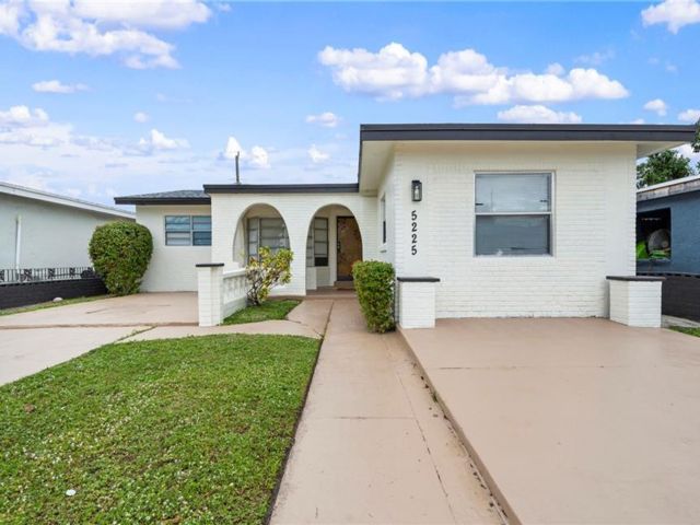  5 BR,  2.00 BTH &nbsp; style home in Hollywood