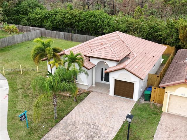  3 BR,  2.00 BTH &nbsp;Farm house style home in Miami
