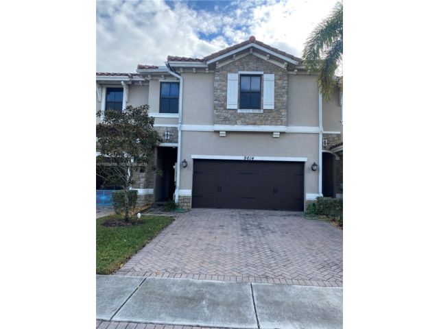  4 BR,  4.00 BTH &nbsp; style home in Coral Springs