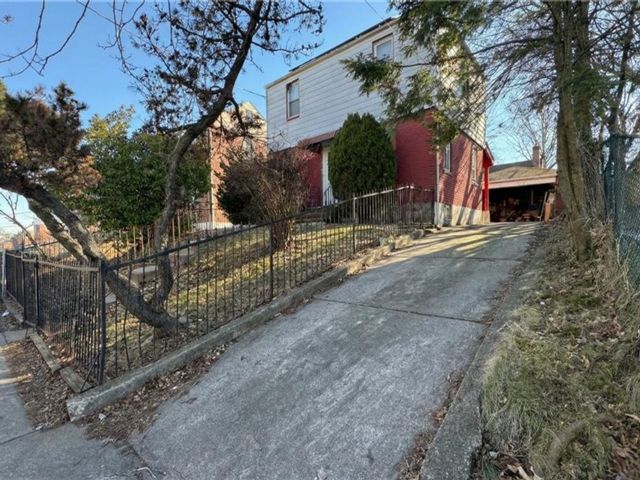  3 BR,  2.00 BTH &nbsp;Single family style home in Clifton