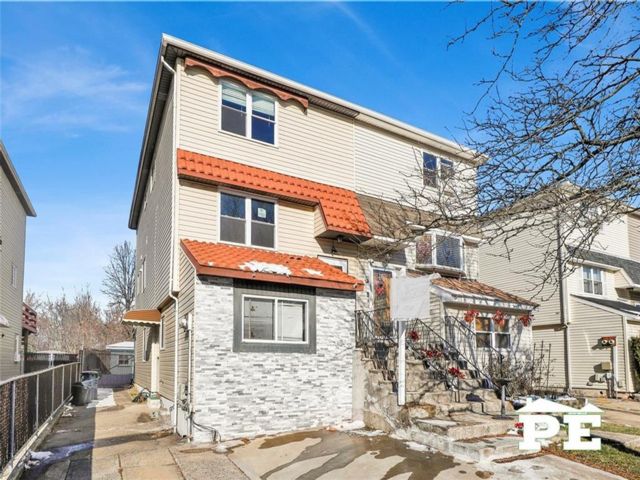  5 BR,  3.00 BTH &nbsp;Multi-family style home in Graniteville