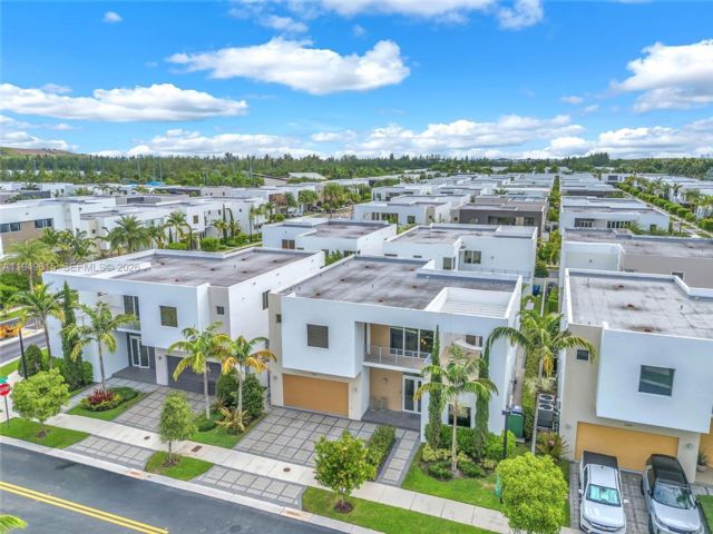  5 BR,  5.00 BTH &nbsp; style home in Medley