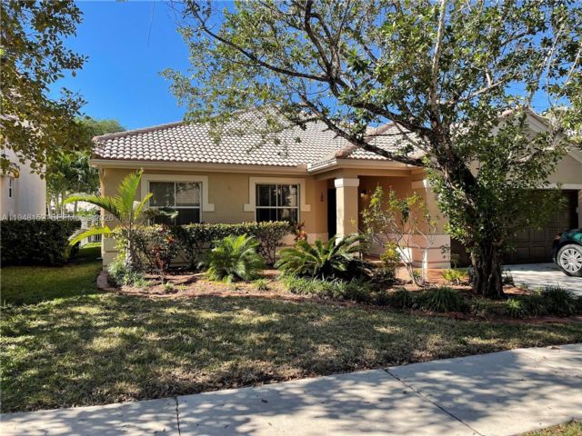  4 BR,  2.50 BTH &nbsp; style home in Weston