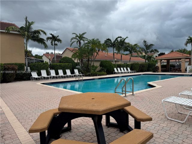  4 BR,  2.50 BTH &nbsp;European style home in Coral Springs