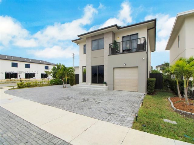  4 BR,  3.50 BTH &nbsp; style home in Florida City