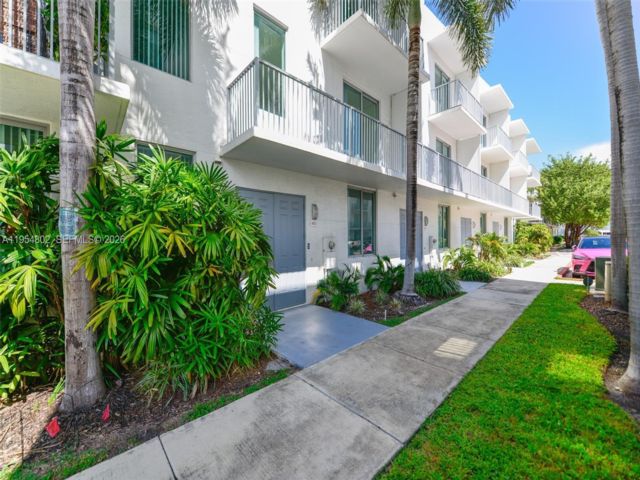  3 BR,  3.50 BTH &nbsp; style home in Hollywood