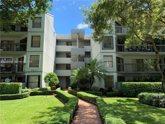  3 BR,  2.00 BTH &nbsp;Condo style home in Kendall