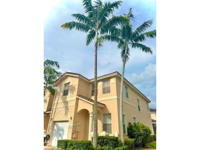  4 BR,  2.50 BTH &nbsp;Traditional style home in Kendall