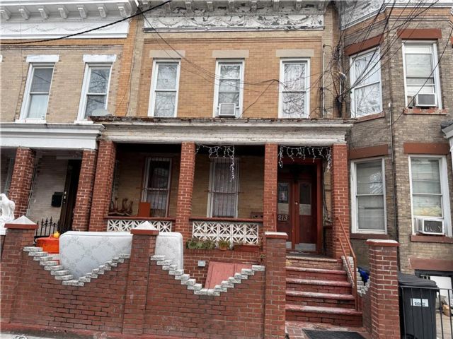  6 BR,  2.00 BTH &nbsp;Multi-family style home in East New York