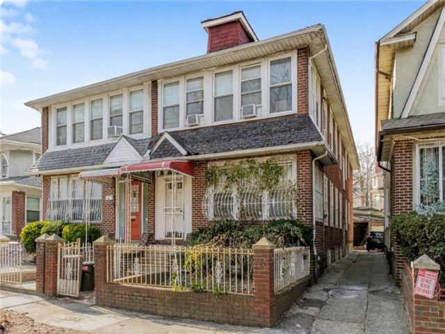  5 BR,  2.00 BTH &nbsp;Multi-family style home in East Flatbush