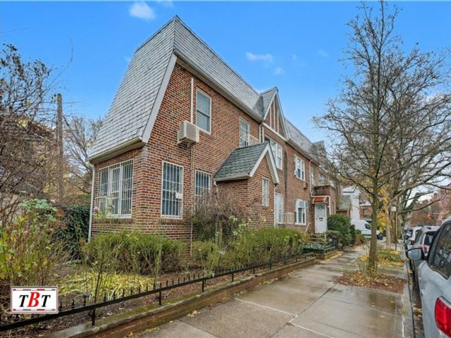  3 BR,  3.00 BTH &nbsp;Single family style home in Midwood