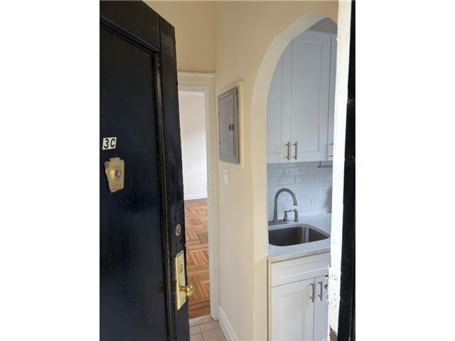  1 BR,  1.00 BTH &nbsp;Multi-family style home in Homecrest