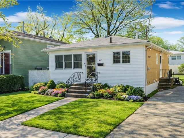  3 BR,  2.00 BTH &nbsp;Single family style home in Annadale