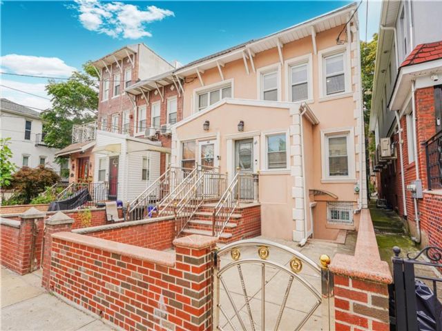  3 BR,  3.00 BTH &nbsp;Single family style home in Bay Ridge