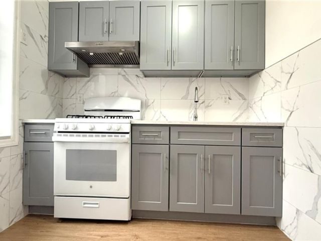  4 BR,  2.00 BTH &nbsp;Multi-family style home in Bay Ridge