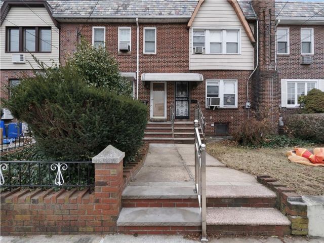  3 BR,  2.00 BTH &nbsp;Single family style home in Marine Park