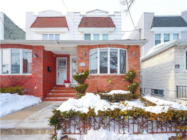  3 BR,  2.00 BTH &nbsp;Single family style home in Bensonhurst